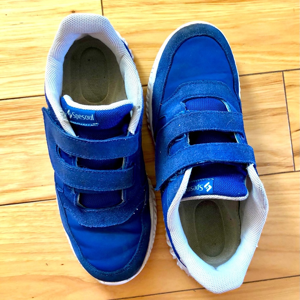 Kid’s sneakers size 4 big kid